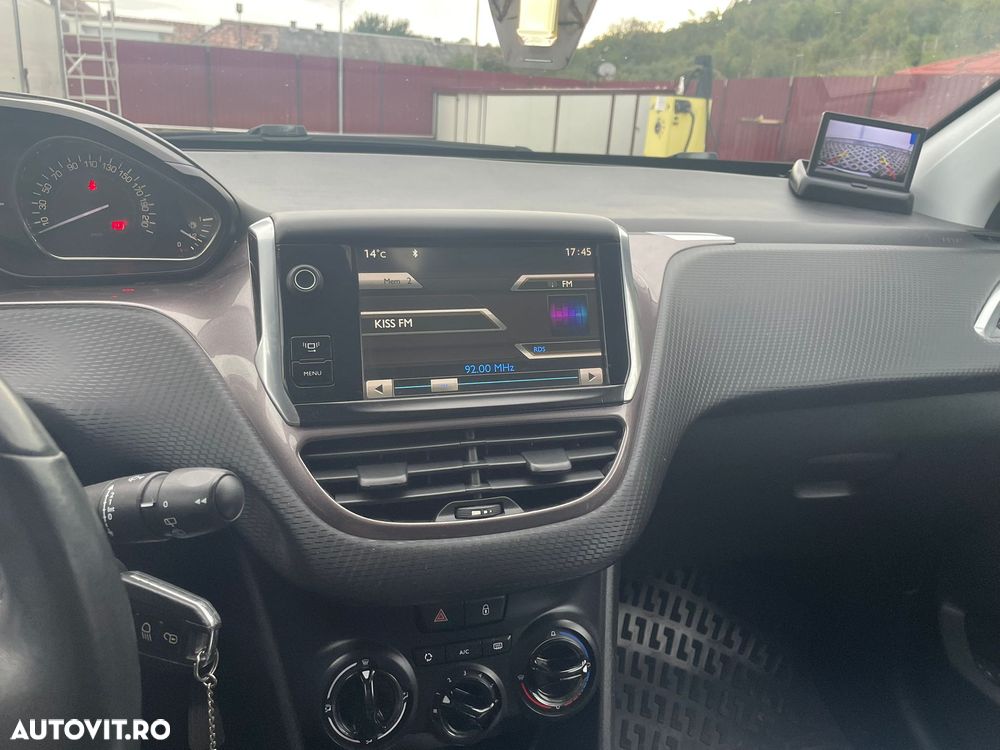 Peugeot 2008 - 8