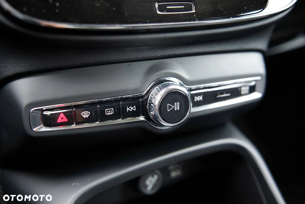 Volvo XC 40 B4 B AWD DKG Momentum Pro - 25