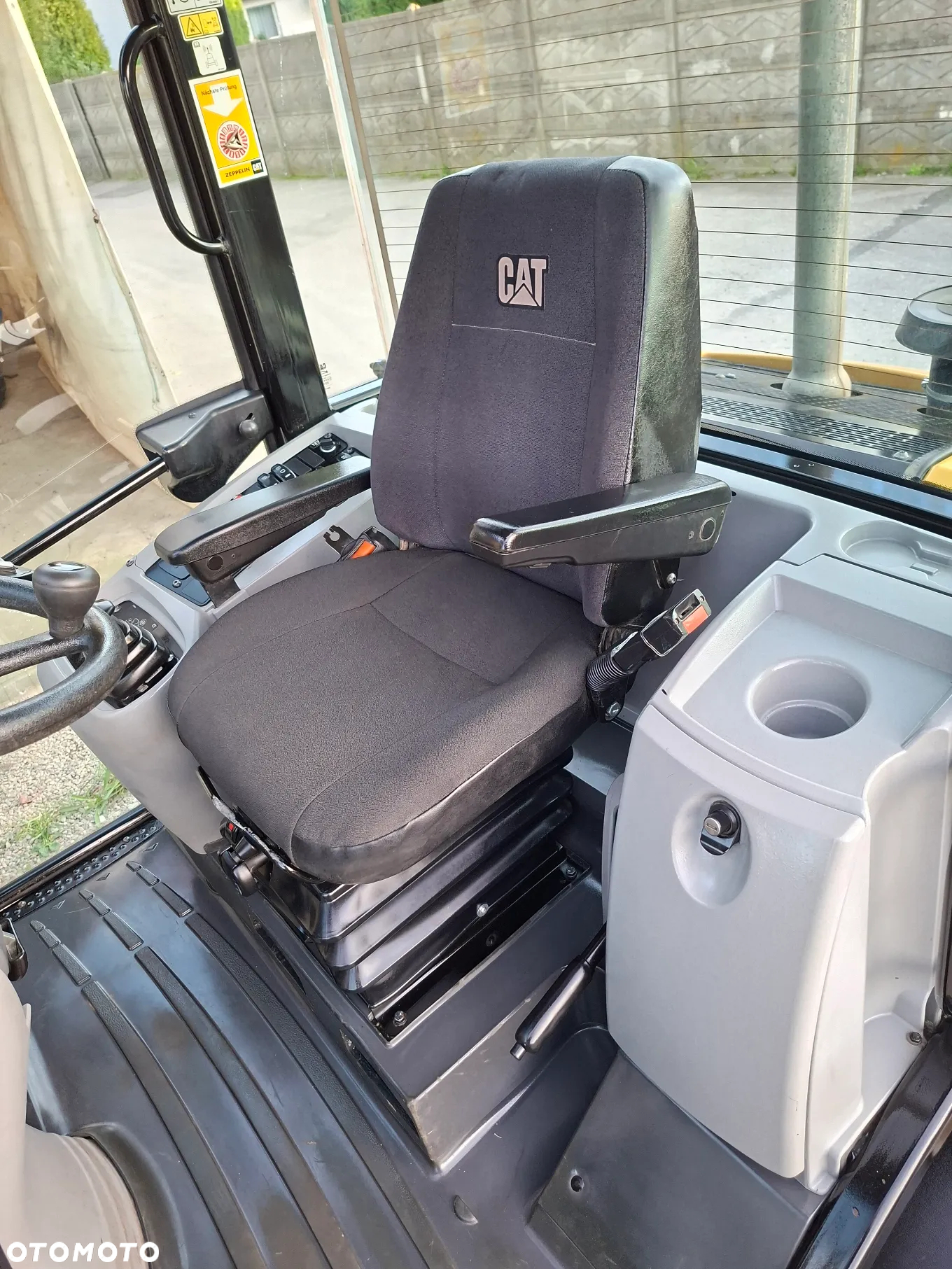 Caterpillar CAT 907 M - 24