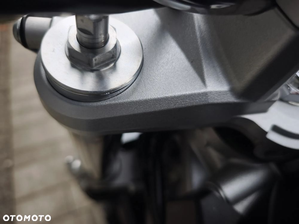 Suzuki GSR - 21