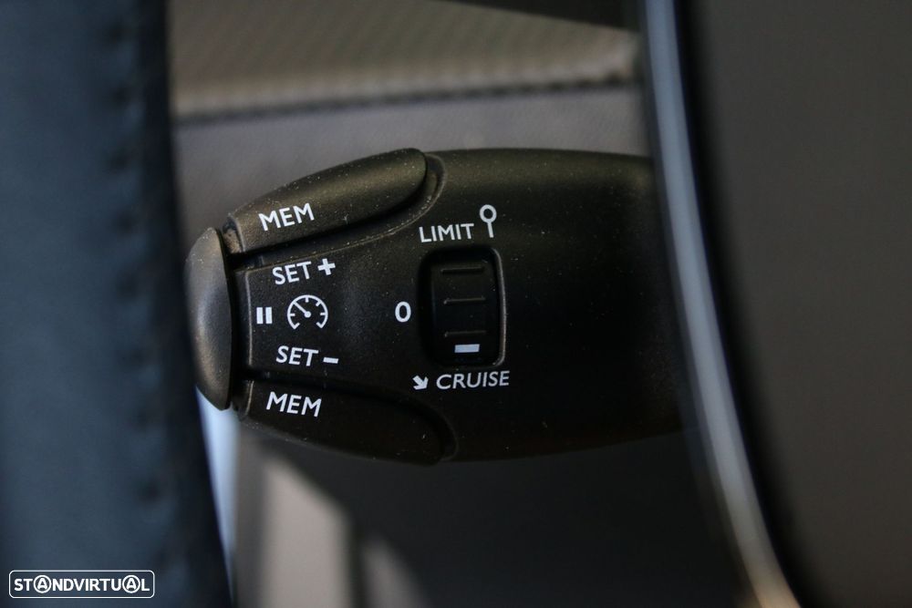 Peugeot 2008 1.2 PureTech Allure - 19