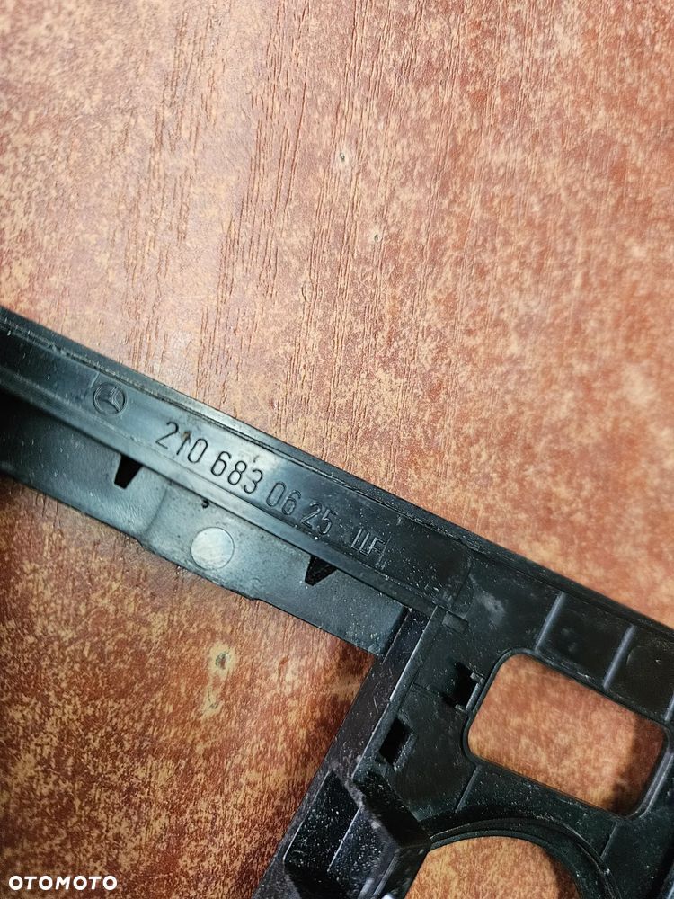 RAMKA PANEL KONSOLA PRZEŁĄCZNIK AWARYJNYCH SKŁADANIA FOTELI  MERCEDES C KLASA W 202 W210 2106830625 - 6
