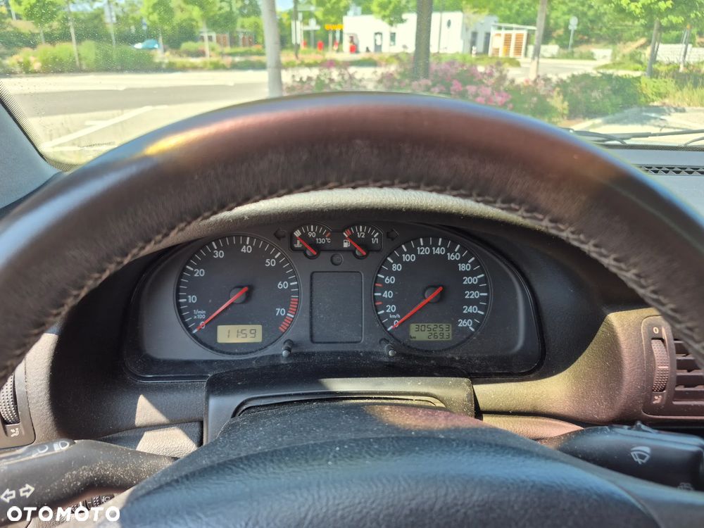 Volkswagen Passat 1.6 Comfortline - 4
