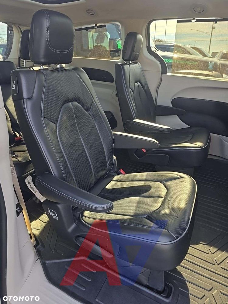 Chrysler Pacifica - 8