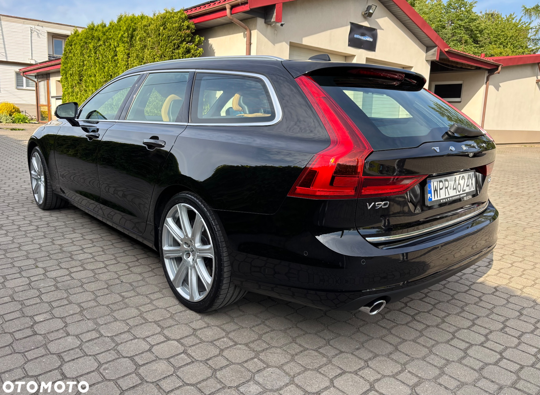 Volvo V90 D5 SCR AWD Momentum Pro - 4