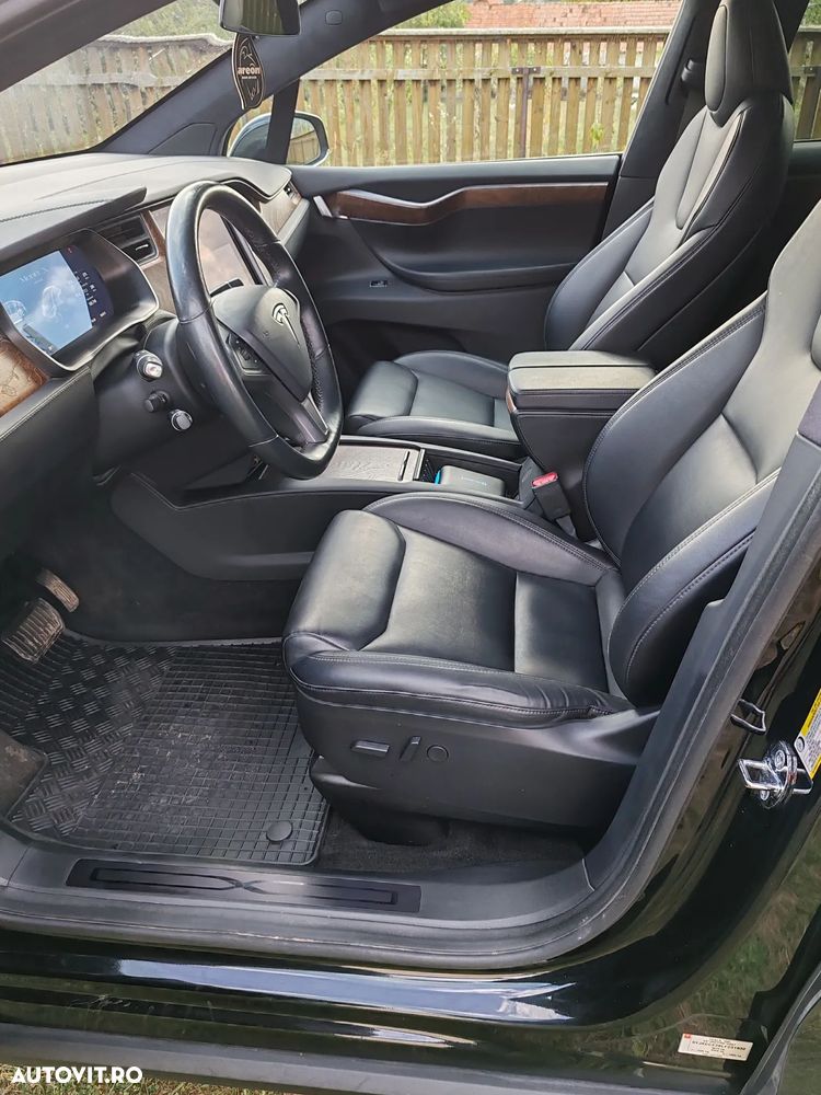 Tesla Model X - 9