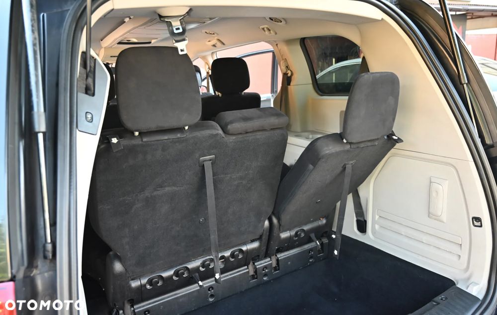 Chrysler Town & Country - 30