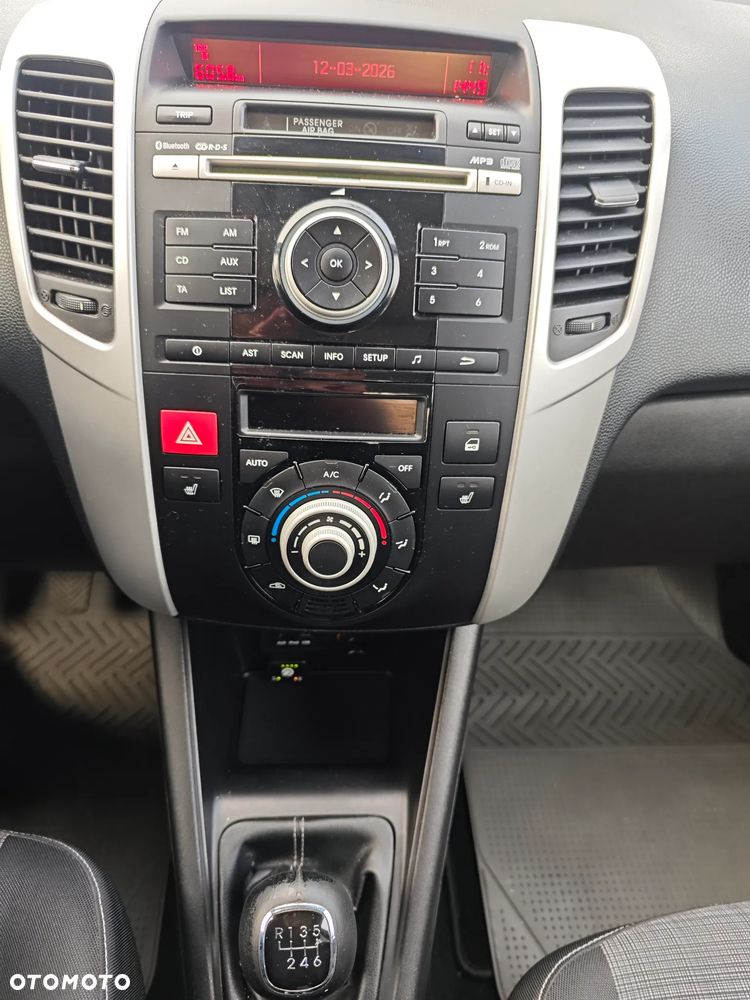 Kia Venga 1.6 L - 8