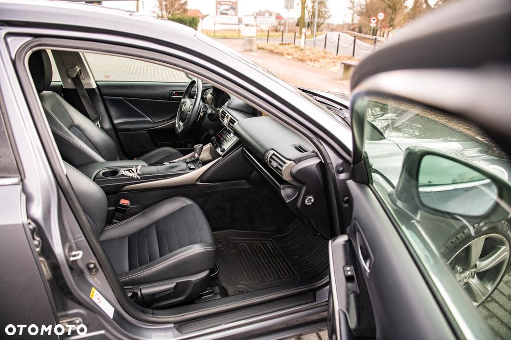 Lexus IS 300h Business - 16