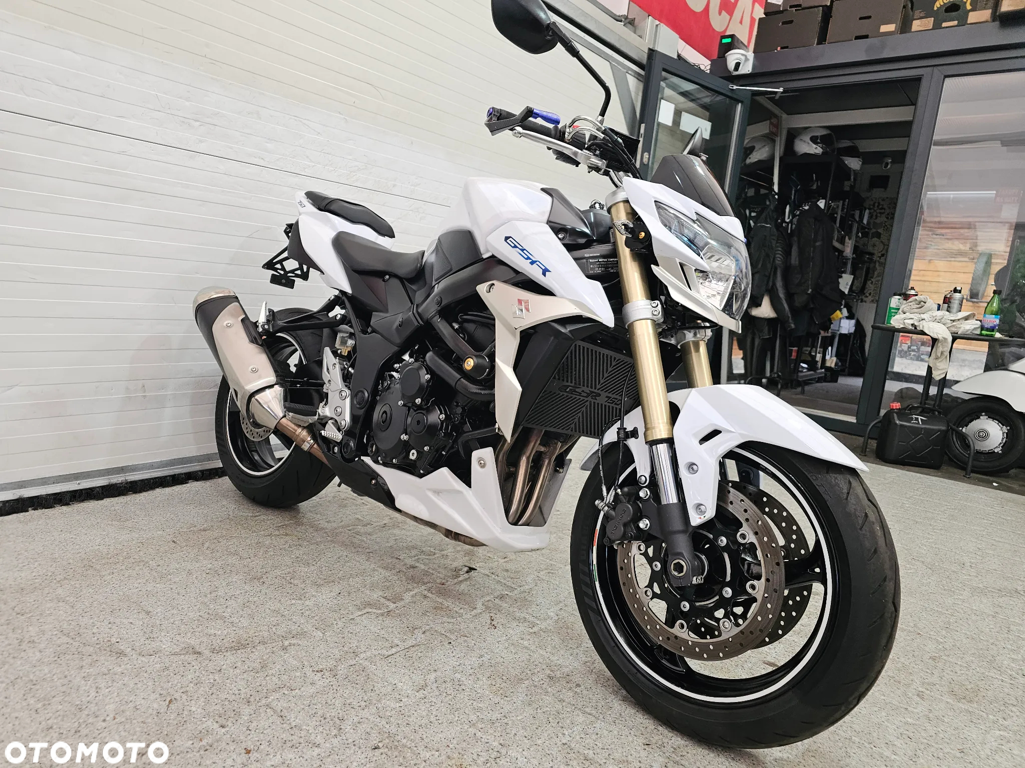 Suzuki GSR - 4