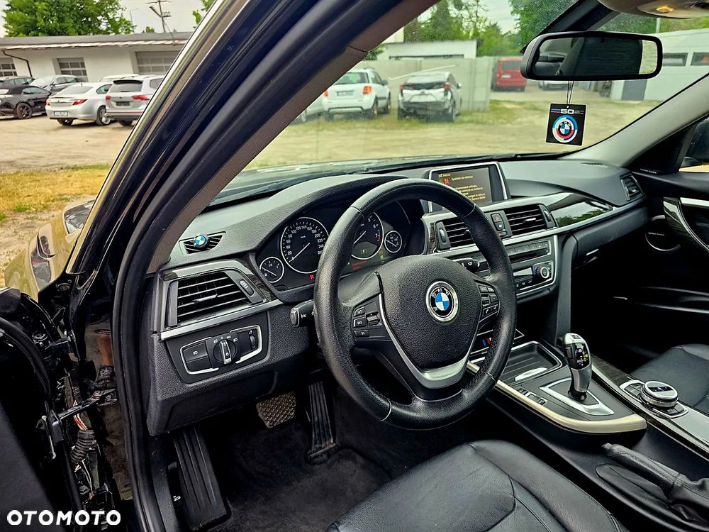 BMW Seria 3 328i xDrive Sport Line - 29