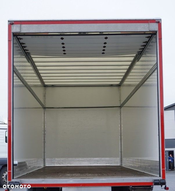 DAF ZABUDOWA / KONTENER / ROLETA / DŁ. 7,7 M - 7