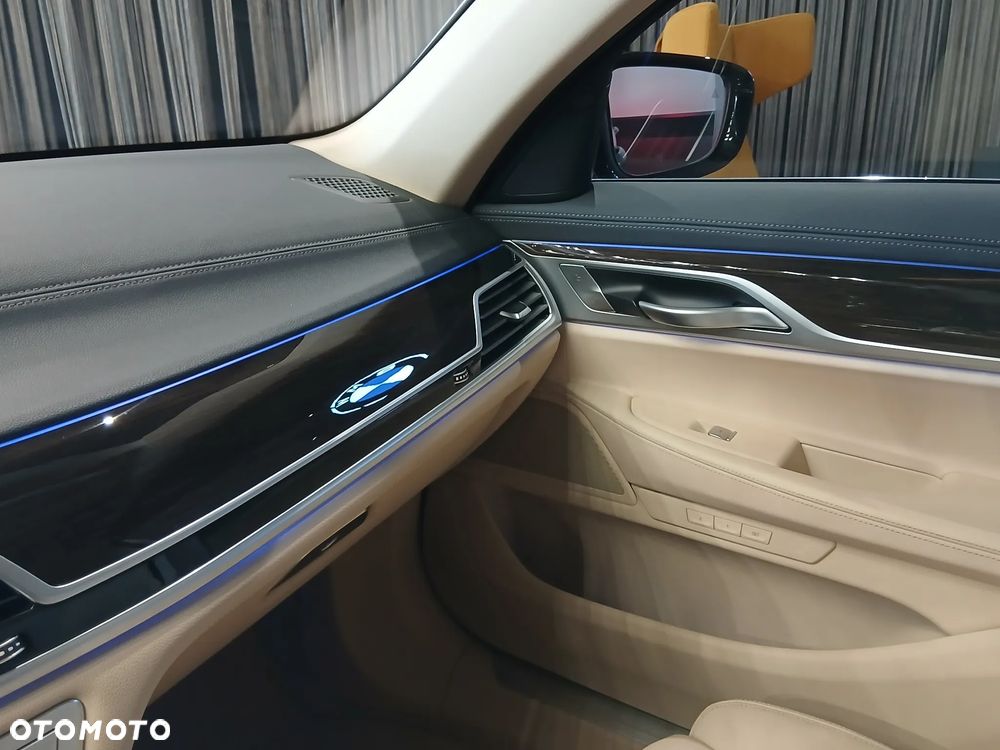 BMW Seria 7 740i - 21