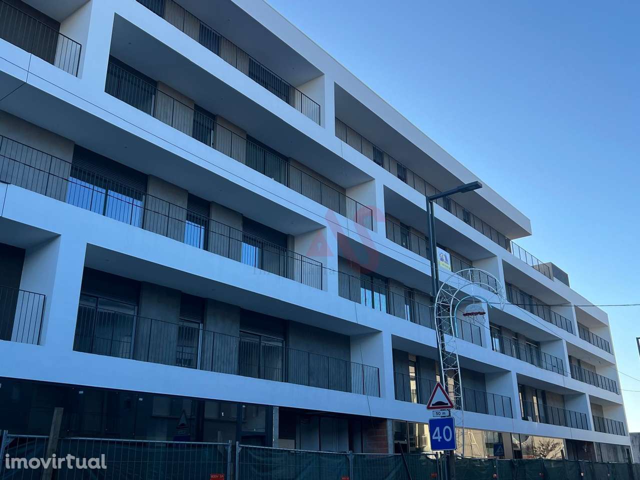 T3 de LUXO, Condomínio fechado,com Piscina, Garagem Box para 4 Carros, - Grande imagem: 2/21