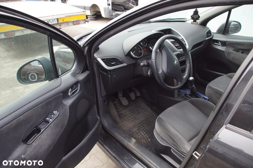 Auto na części - Peugeot 207 1.6 HDI 90 KM 9HX 20DP27 EXL 2007R Silnik Skrzynia Drzwi Maska Błotnik Klapa Zderzak Lampa Lusterko Klamka Szyba Deska Kokpit Sterownik Moduł Czujnik Licznik Wyświetlacz Panel Kierownica - 9