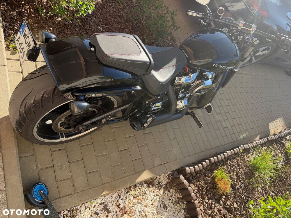 Harley-Davidson Softail Breakout - 1