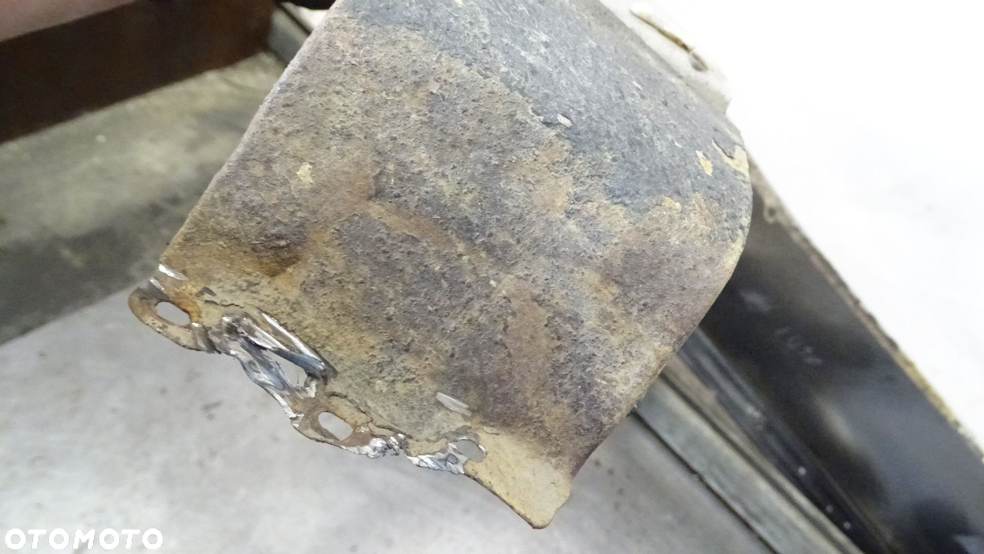 BŁOTNIK PRAWY PRZEDNI AUDI A4 B5 - 8