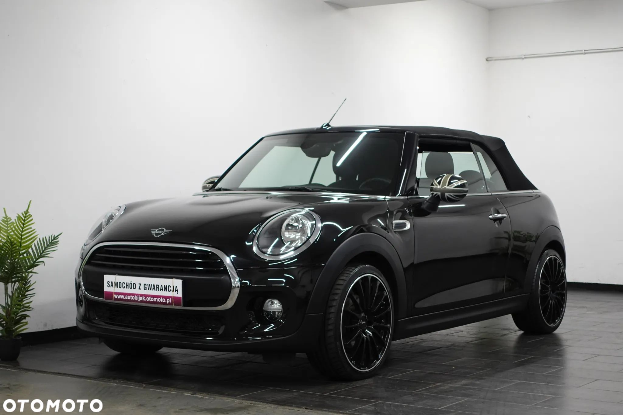 MINI ONE Cabrio - 1
