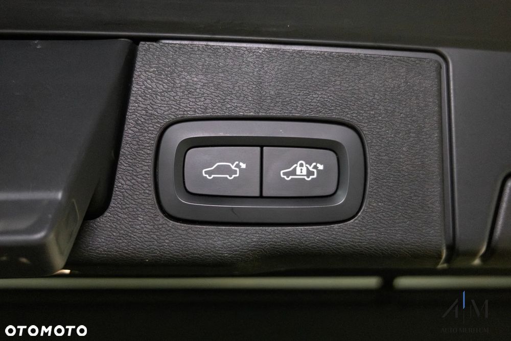 Volvo XC 60 B4 D AWD Ultimate Dark - 36