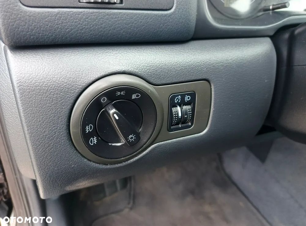 Skoda Octavia 1.6 Combi Ambiente - 22