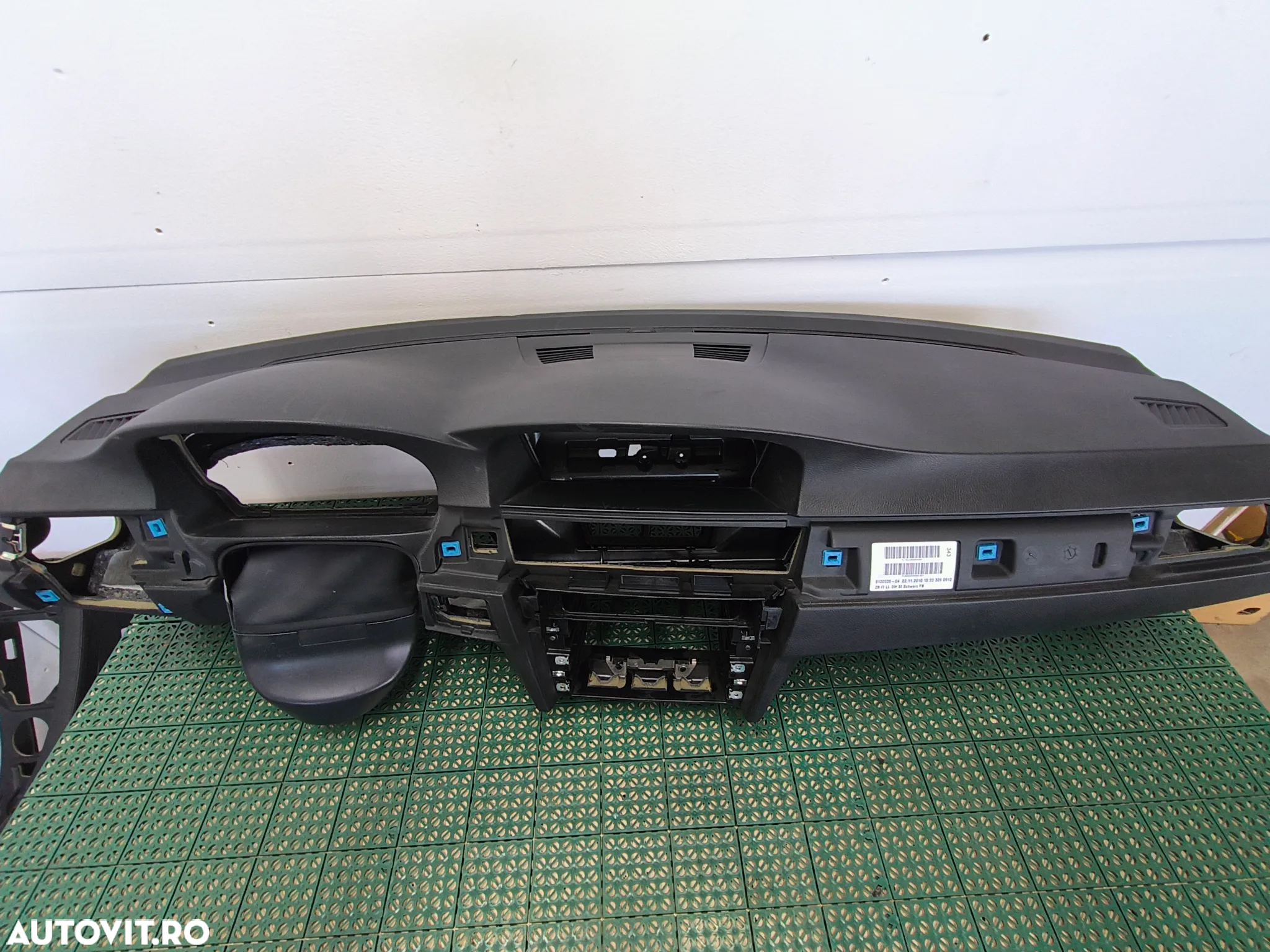 Plansa bord BMW E90/91/92/93 model cu navigatie (contine airbag pasager) - 2