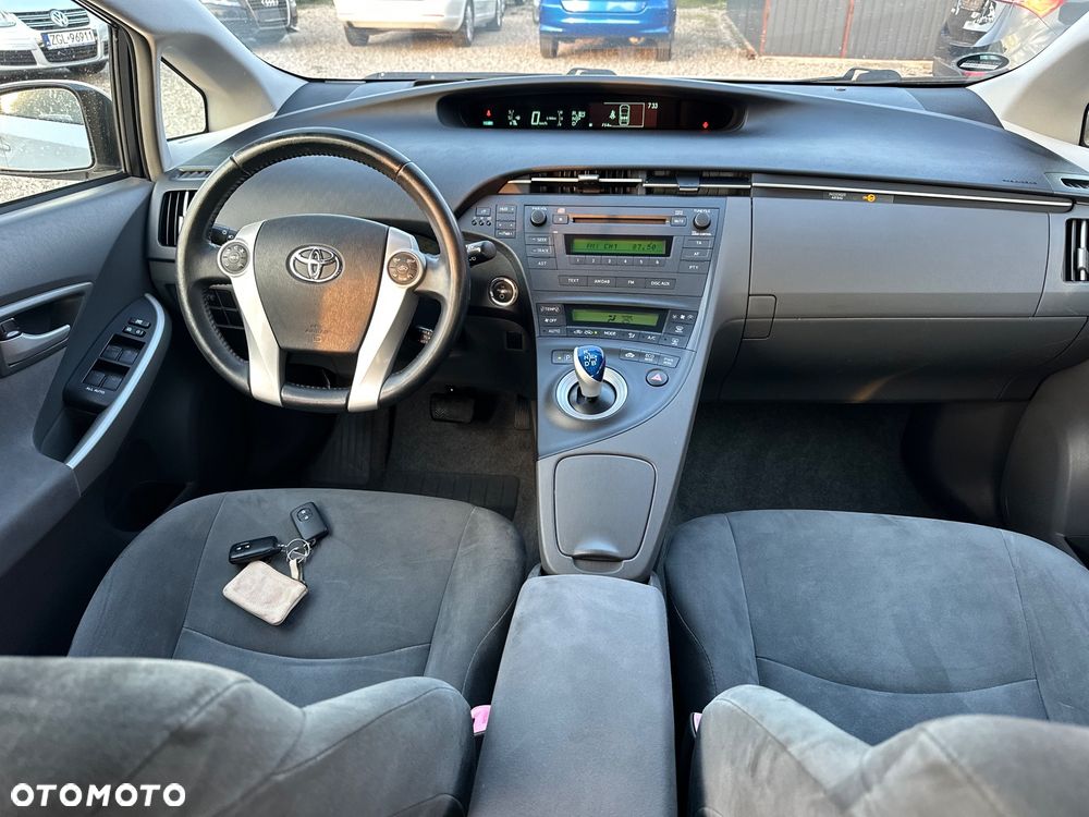 Toyota Prius (Hybrid) - 8