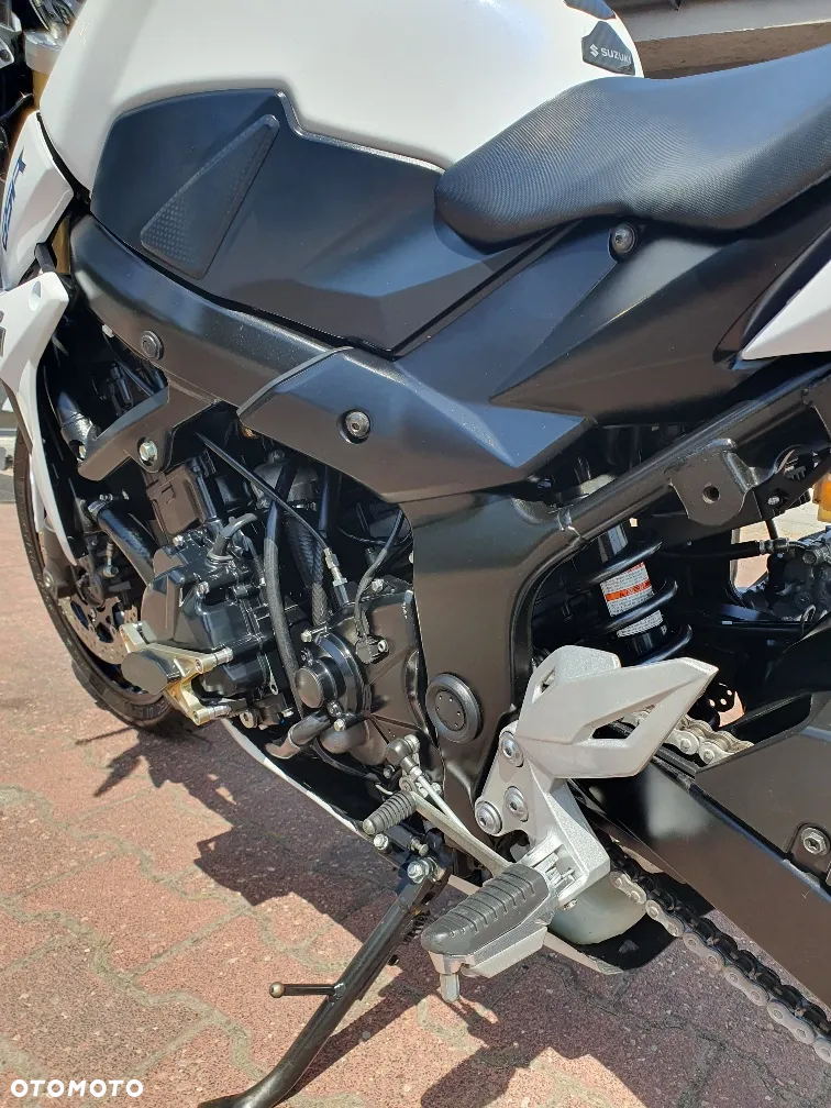 Suzuki GSR - 6