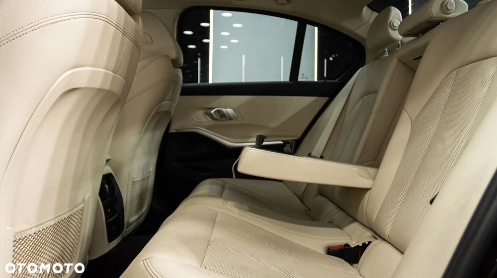 BMW Seria 3 320d M Sport - 17
