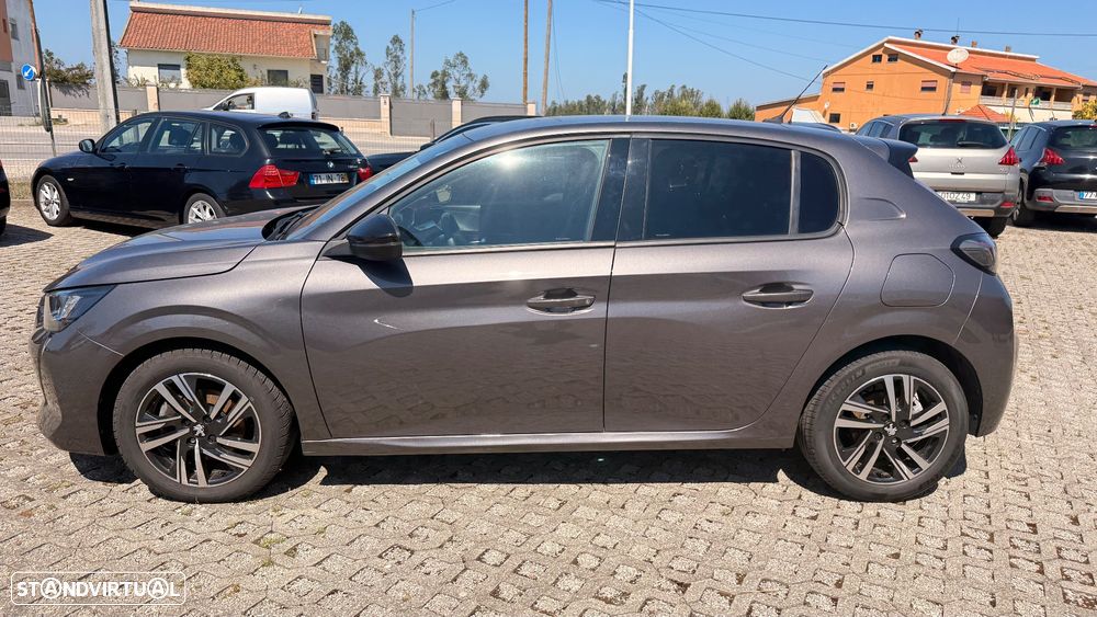 Peugeot 208 - 8