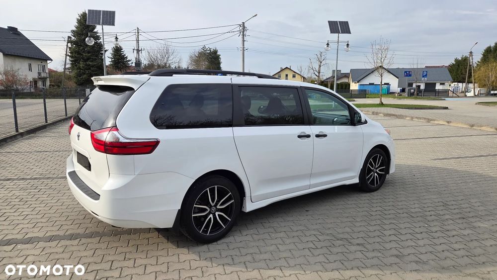 Toyota Sienna - 11