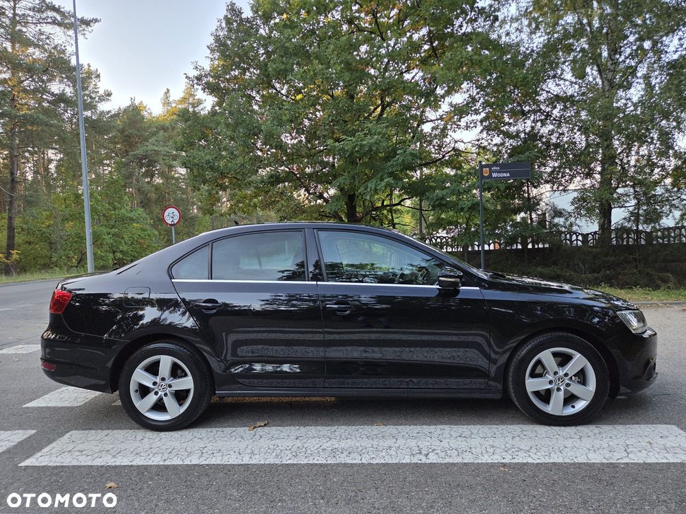 Volkswagen Jetta - 4