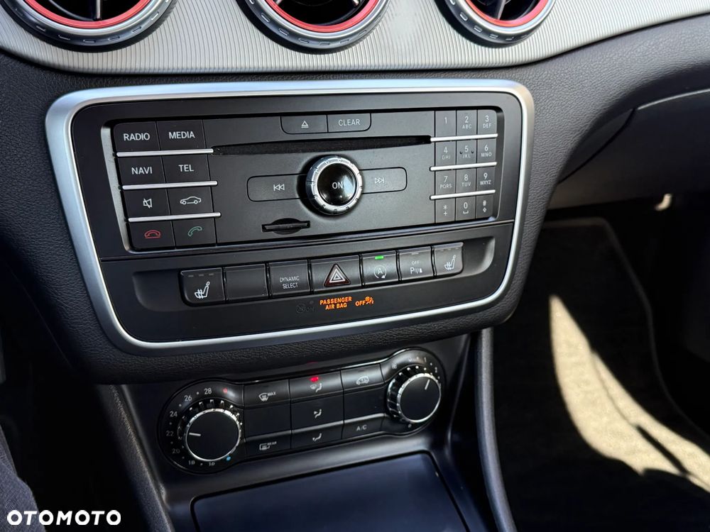 Mercedes-Benz GLA 180 7G-DCT - 21