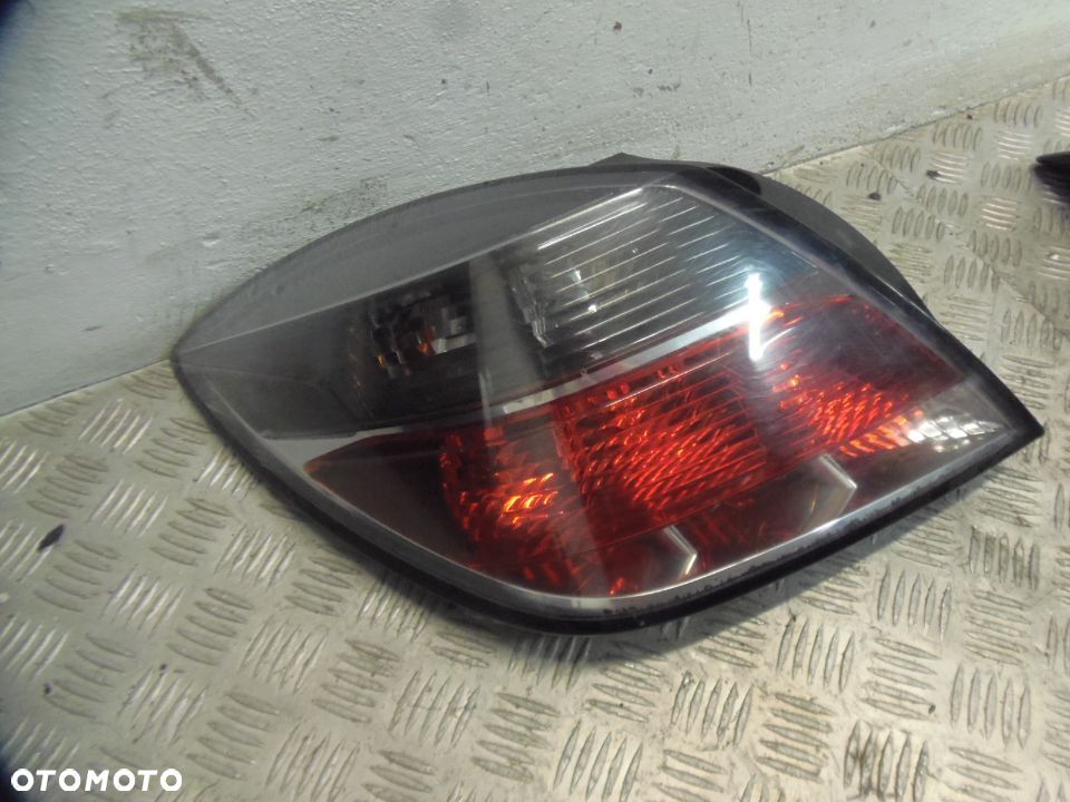LAMPA TYLNA LEWA OPEL ASTRA H COUPE - 2