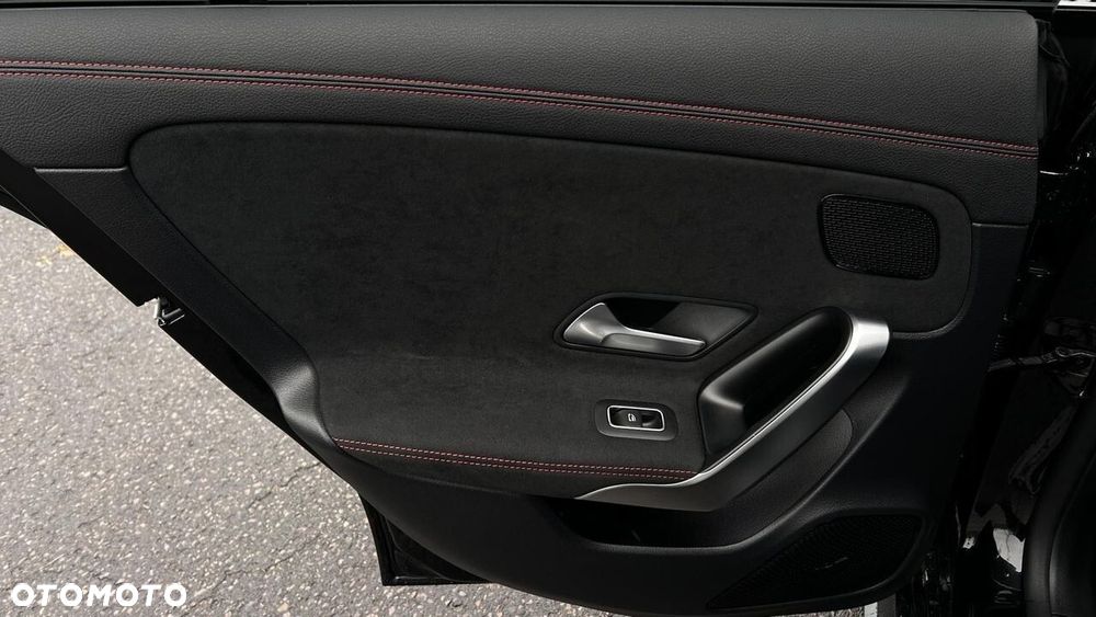 Mercedes-Benz CLA 200 7G-DCT - 25