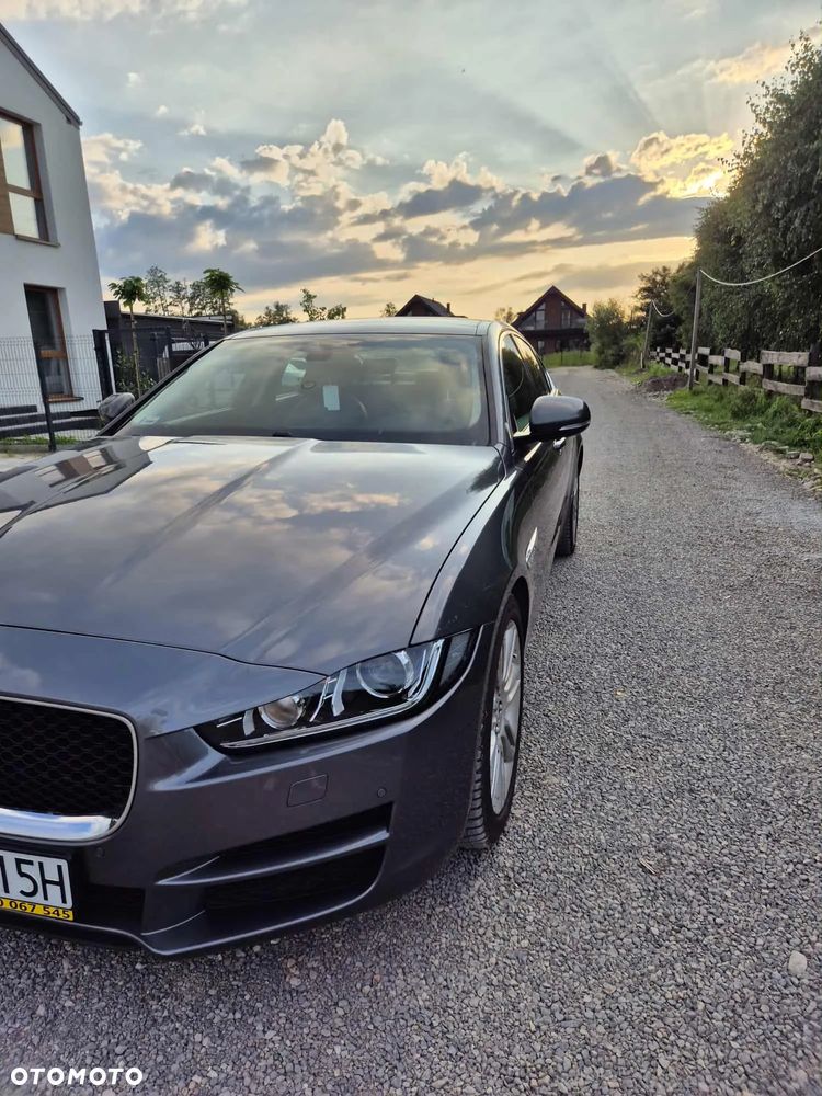 Jaguar XE 2.0 D Prestige - 3