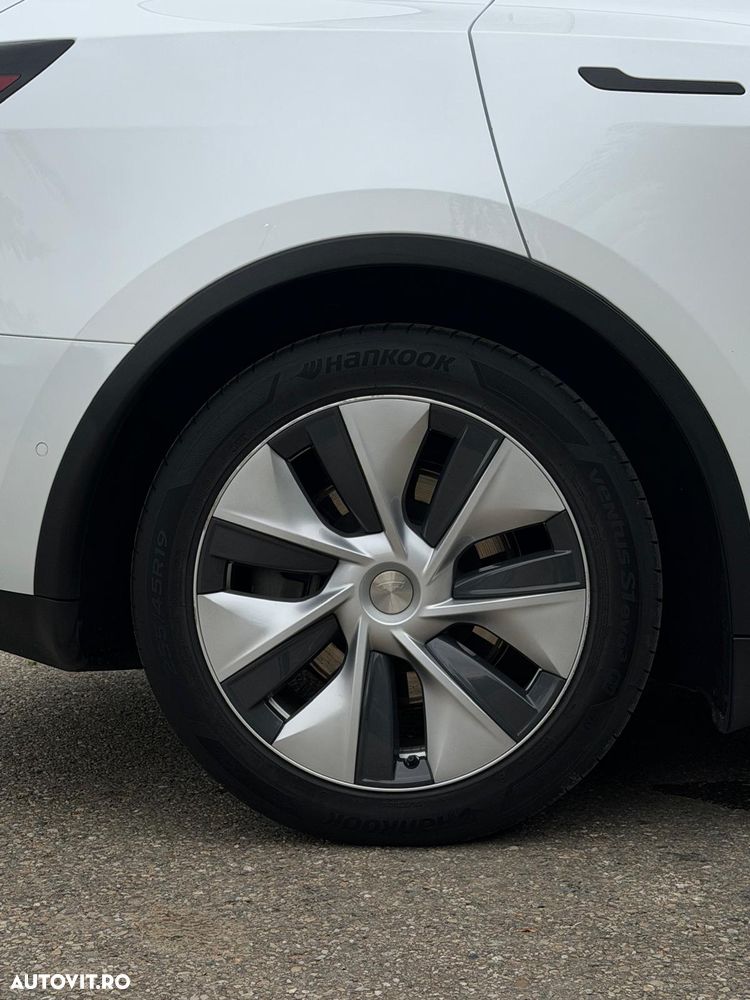 Tesla Model Y - 23