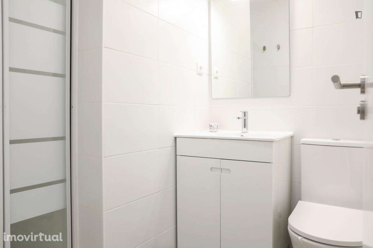 Quarto - localizado em Benfica Lisbon - Grande imagem: 2/14