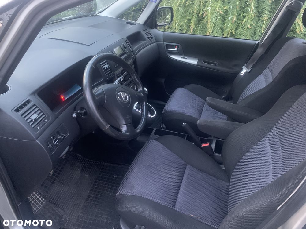 Toyota Corolla Verso 2.0 D-4D Sol - 12