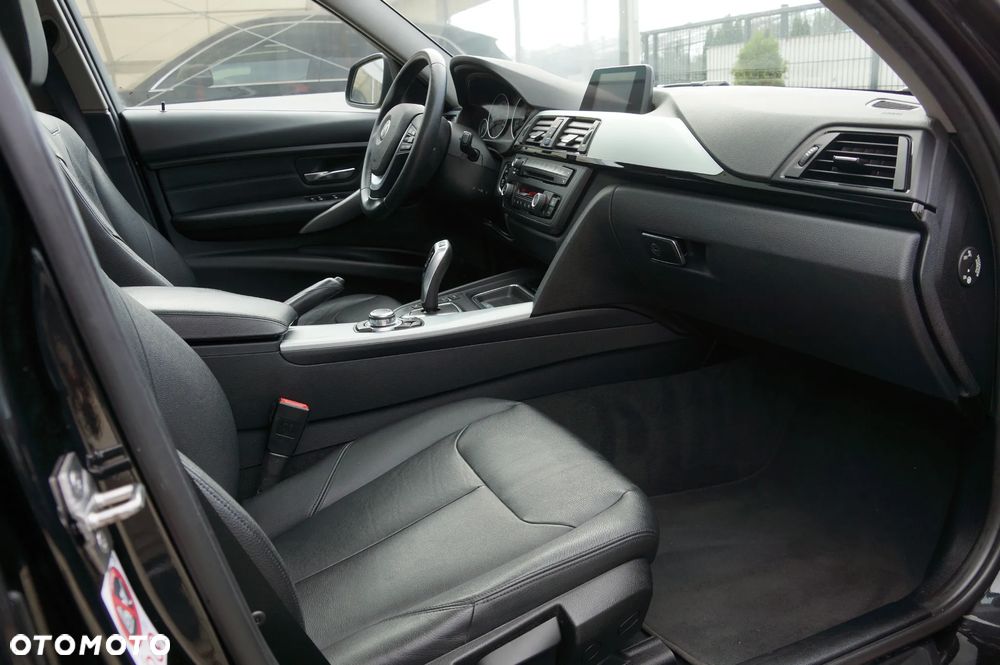 BMW Seria 3 320d Touring xDrive - 29
