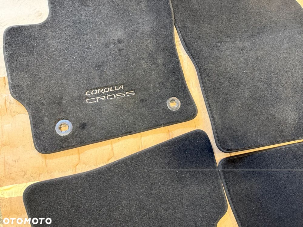 Dywaniki welurowe PW210-16001 komplet Toyota Corolla Cross OE - 3