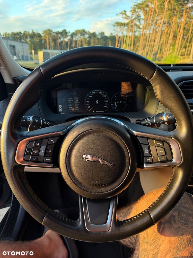 Jaguar XE 2.0 D Portfolio - 12
