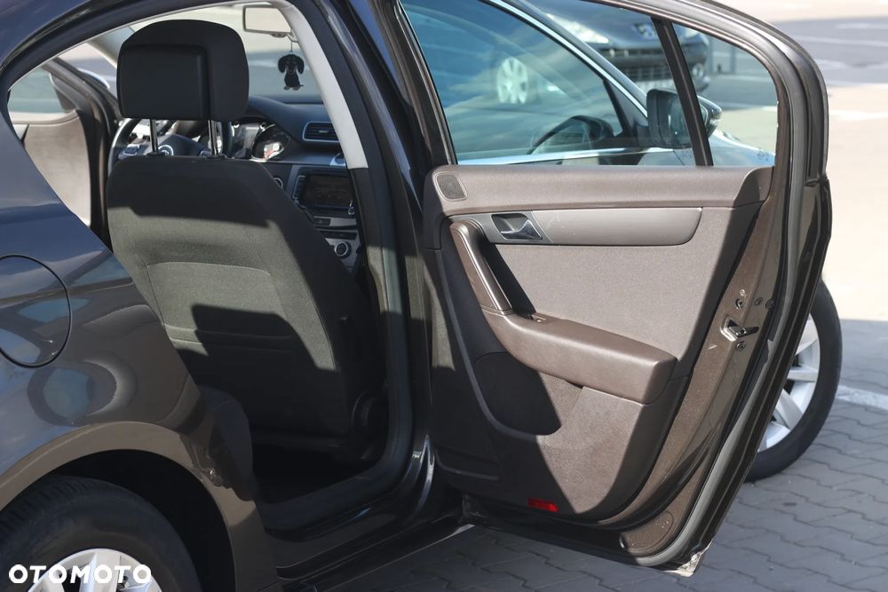 Volkswagen Passat 2.0 TDI Comfortline - 18