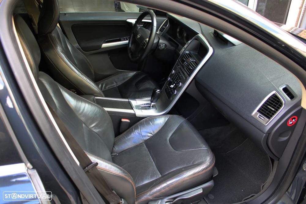 Volvo XC 60 D5 Momentum Geartronic - 31