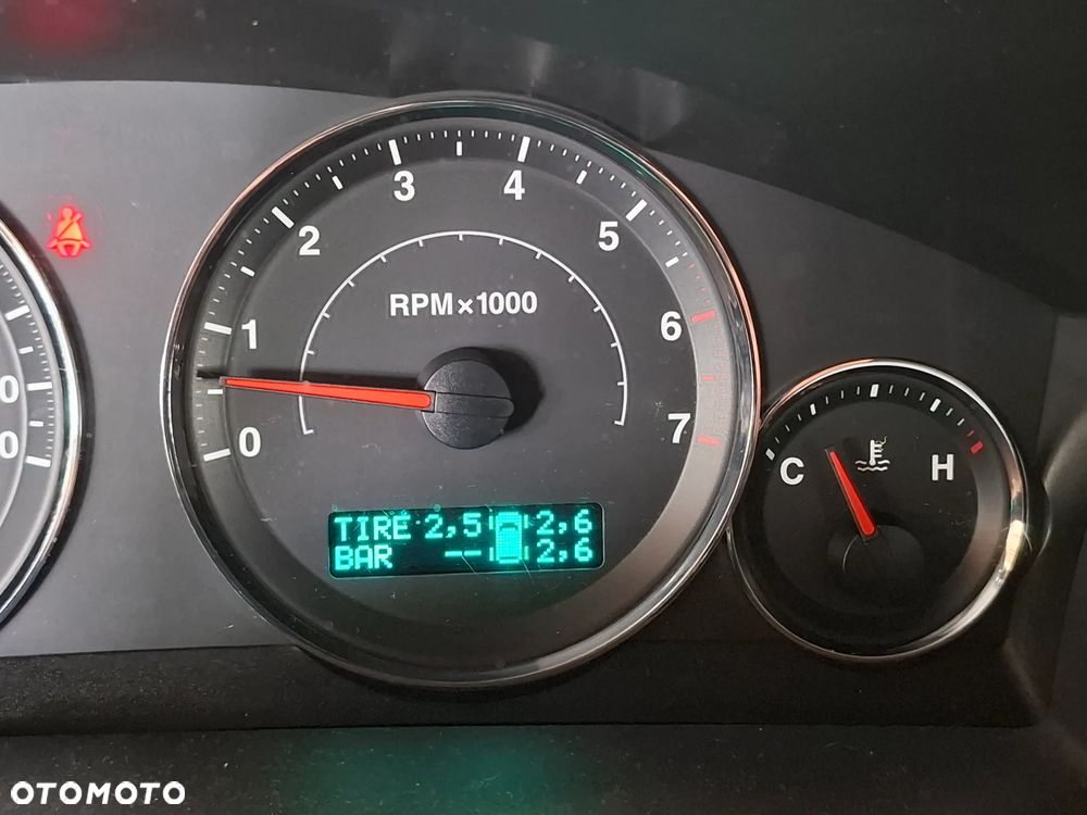 Jeep Commander 5.7 V8 Limited - 27