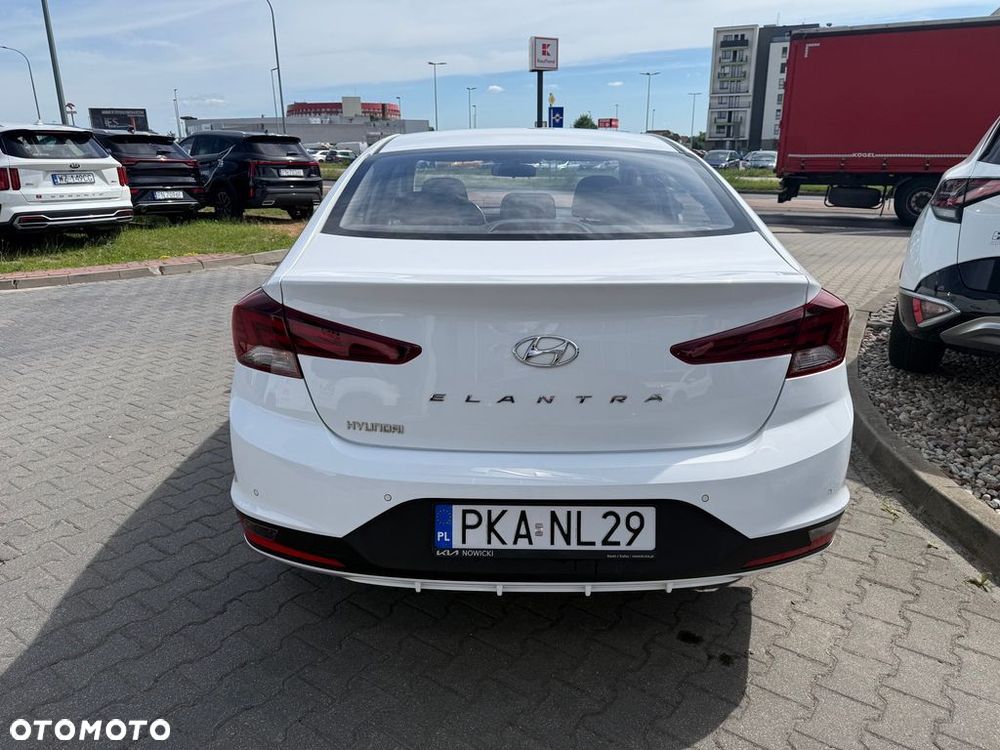 Hyundai Elantra 1.6 Classic Plus - 8