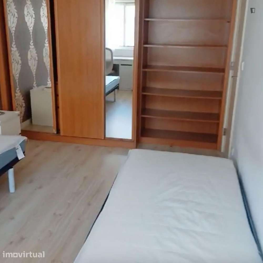 Quarto - localizado em Paranhos Porto - Grande imagem: 3/13
