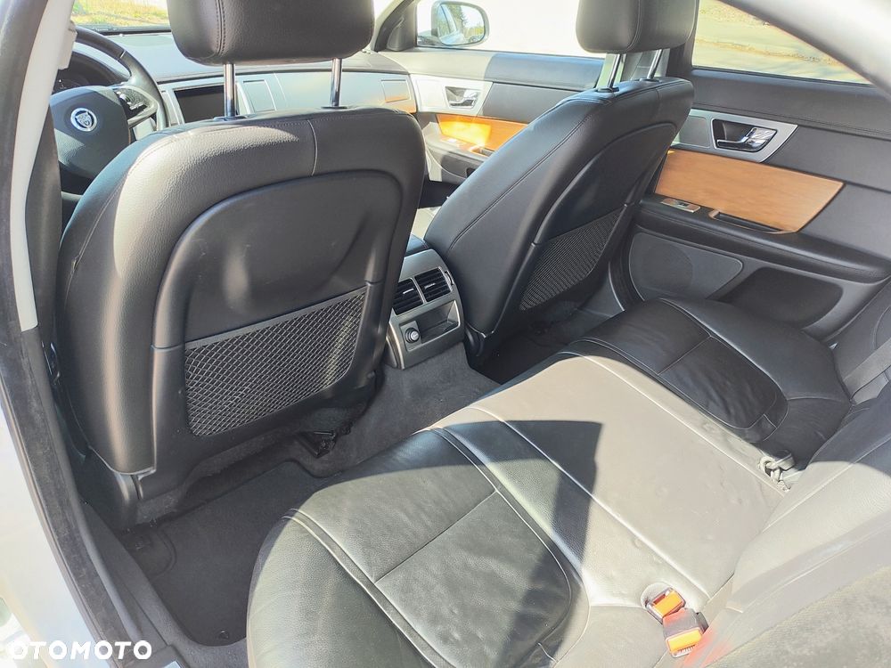 Jaguar XF 2.2 D Luxury - 9