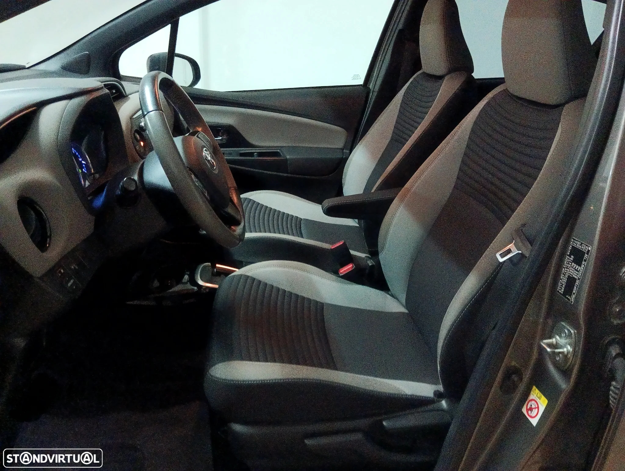 Toyota Yaris 1.5 HSD Square Collec.Bronze - 5