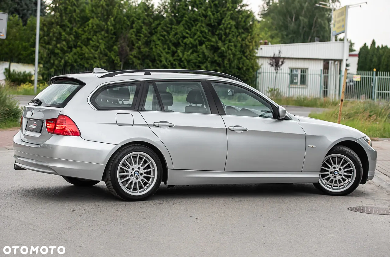 BMW Seria 3 325i xDrive Touring - 11