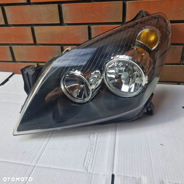 20-A390B OPEL ASTRA H LAMPA LEWA PRZÓD